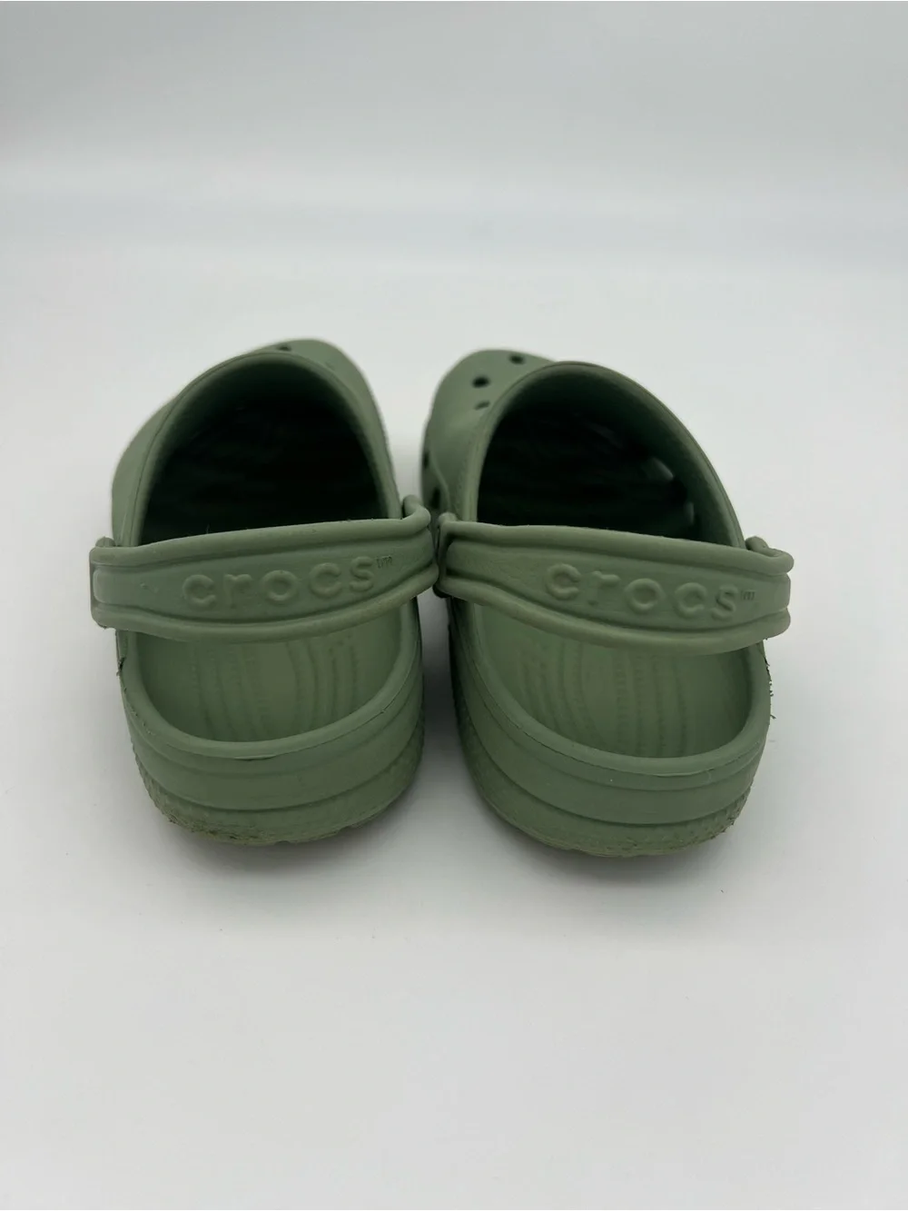 Crocs J2 Kids size 2 Classic Clog in Olive Green Comfortable Slip-On Shoes